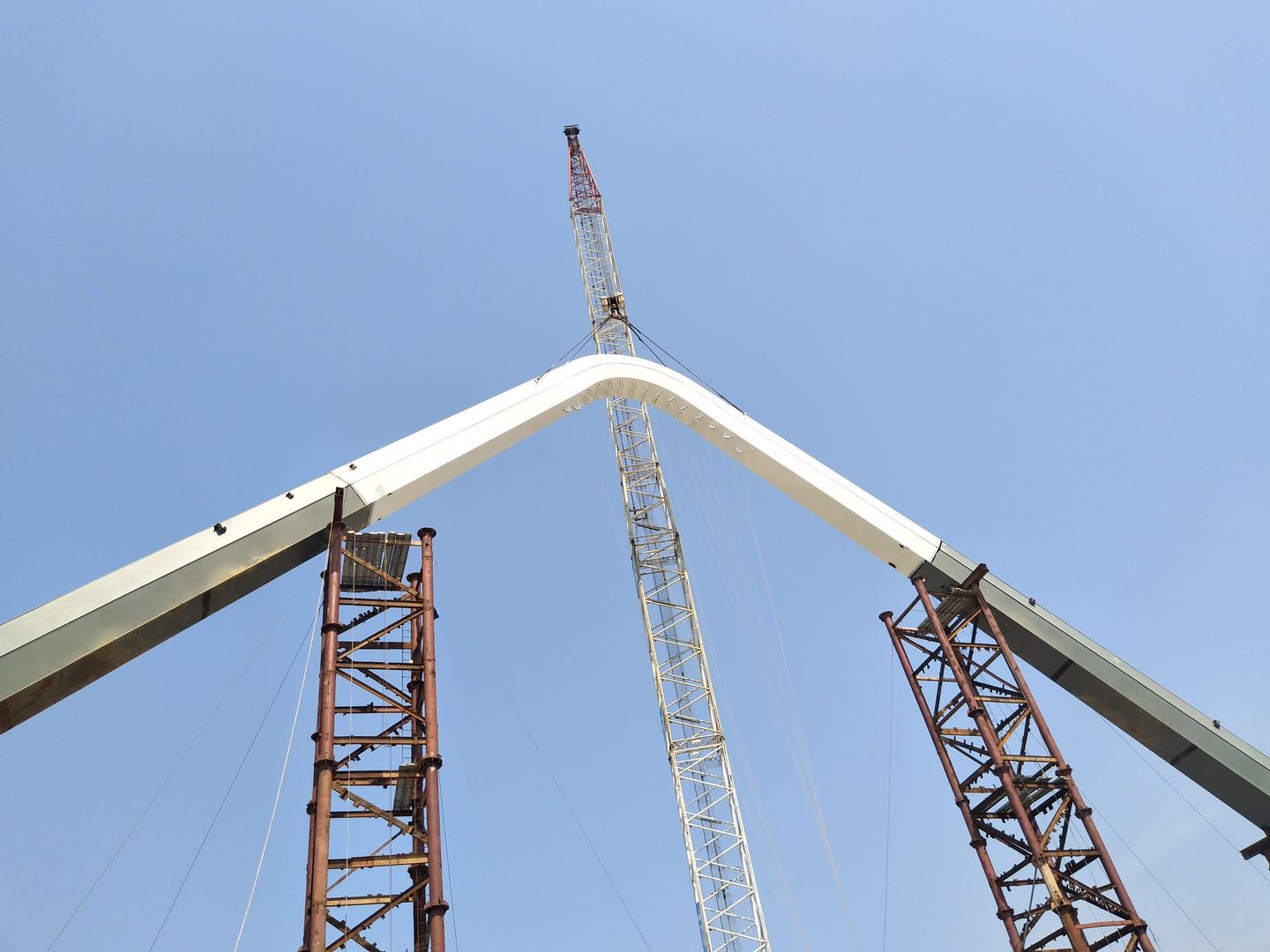 紫荊路跨龍王港河橋順利完成主拱合龍！